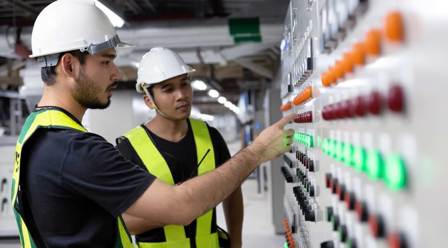 Hvac Technicians In A Factory Aspect Ratio 1472 816